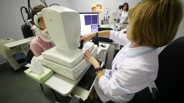 Moscú Rusia Agosto 2015 Médico Realiza Examen Ocular Del Paciente — Vídeos de Stock