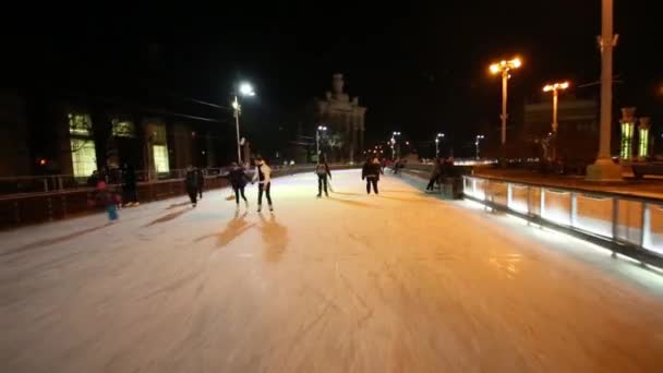 Moskau Russland 2014 Menschen Rutschen Abends Auf Skaterpfad Bei Vdnkh — Stockvideo