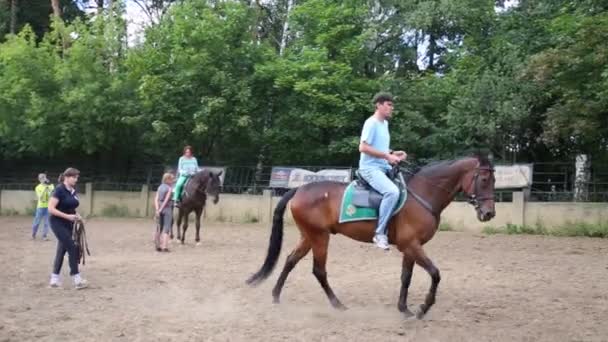 Moskau Aug 2015 Mann Auf Pferd Und Andere Menschen Stall — Stockvideo