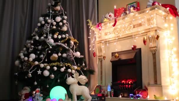 Albero Natale Giocattoli All Interno Con Camino — Video Stock