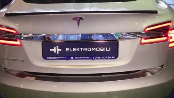 Moskou Rusland Mar 2015 Elektrische Auto Tesla Model Met Kofferbak — Stockvideo