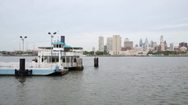 カムデン アメリカ合衆国 2014 カムデンのデラウェア州川の埠頭にフェリー カムデンとフィラデルフィアの水辺との間のクロスの川輸送を提供する Riverlink のフェリー システム — ストック動画