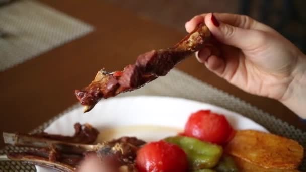 Γυναικεία Χέρια Κρατήστε Τηγανητό Κρέας Στο Οστό Και Διακόψει Κομμάτι — Αρχείο Βίντεο