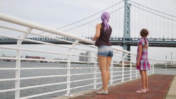 Mother Daughter Walking Waterfront Benjamin Franklin Bridge — Stock Video