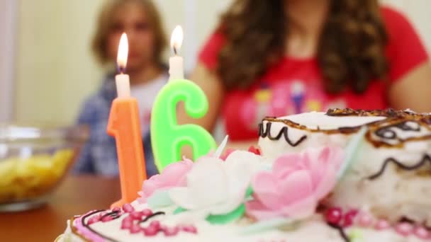 Pastel Cumpleaños Con Velas Dos Adolescentes Fuera Foco — Vídeo de stock