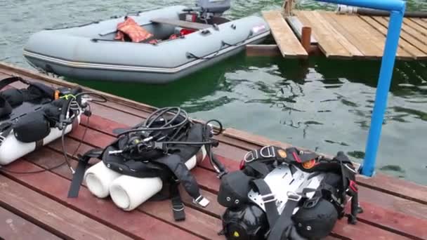 木製の桟橋や川の膨脹可能なボート ダイビングのためアクアラング — ストック動画