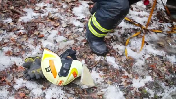 消防队员和头盔的腿俄罗斯在地面上在冬季 — 图库视频影像