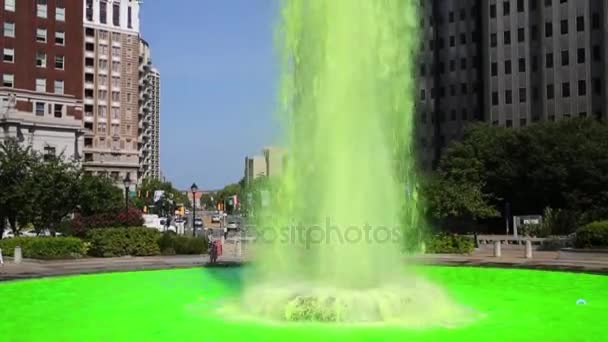 フィラデルフィア アメリカ合衆国 2014 明るい緑泉愛公園で晴れた日に 1978 年に作成された ロバート インディアナ州で愛の彫刻という愛公園 — ストック動画