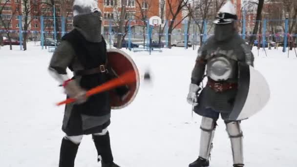 Moscow Dec 2014 Três Homens Vestidos Com Armadura Medieval Aquecem — Vídeo de Stock