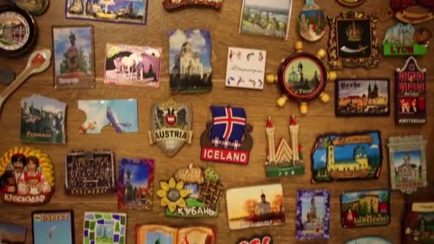 莫斯科 2015年2月10日 在木地板上的许多冰箱纪念品磁铁 — 图库视频影像