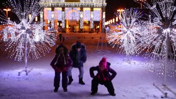 Tři Děti Spolu Tančit Mezi Osvětlení Zimní Večer Poblíž Vdnh — Stock video