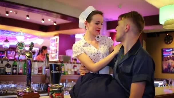モスクワ 2015 若い幸せなカップルでバーのビバリー ヒルズの食堂 モスクワで様式化されたアメリカのレストランのネットワークで — ストック動画