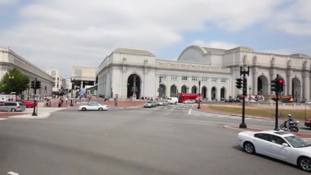 Usa Washington Aug 2014 Cityscape Union Station Flags Car Traffic — Stock Video