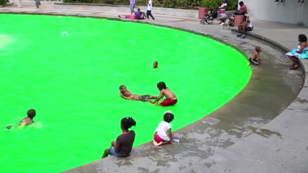2014年9月02日 孩子们在爱公园里的喷泉里玩耍 里面有绿色的水 爱公园命名的雕塑爱情由罗伯特印第安纳 创建于1978年 — 图库视频影像