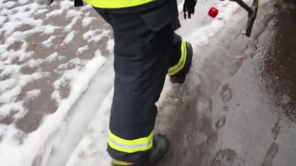 Beine Des Feuerwehrmannes Winter Mit Axt Freien — Stockvideo