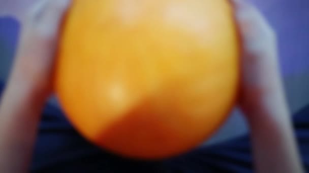 Fille s'assoit au début de la piste et lance boule de bowling 