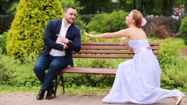 Femme Robe Tirant Les Mains Homme Sur Banc Parc — Video