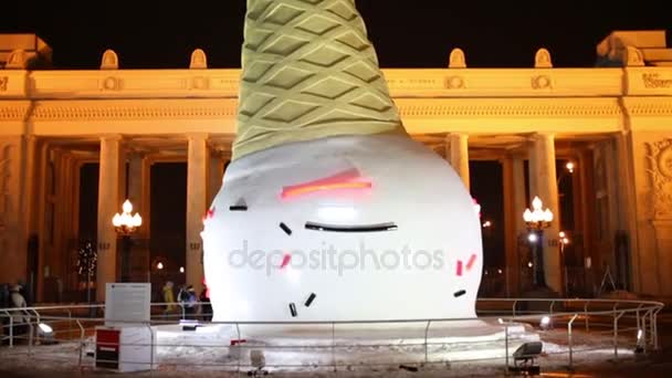 Moscow Jan 2015 Ice Cream Sculpture Entrance Park Gorky Modern — Stock Video