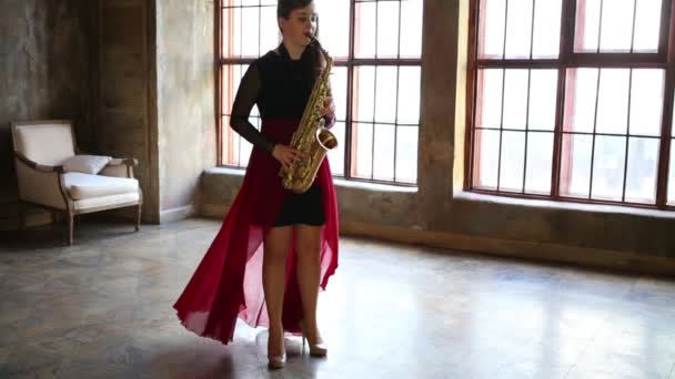 Chica Falda Roja Toca Saxofón Habitación Retro Cerca Ventana — Vídeo de stock