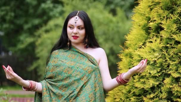 Mujer Morena Sari Verde Extendiendo Sus Brazos Lado Posando Junto — Vídeos de Stock
