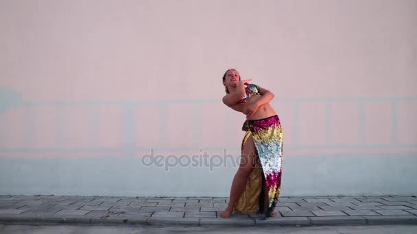 Женщина Блестящем Наряде Танцует Закате Крыше Перед Стеной — стоковое видео