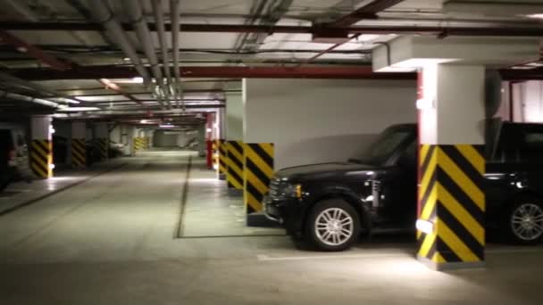 Grote Ondergrondse Parkeergarage Van Residentieel Gebouw — Stockvideo