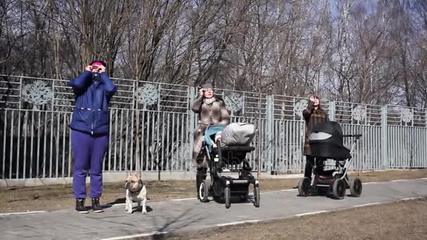 Moskau Russland März 2015 Frauen Mit Kinderwagen Betrachten Eine Sonnenfinsternis — Stockvideo