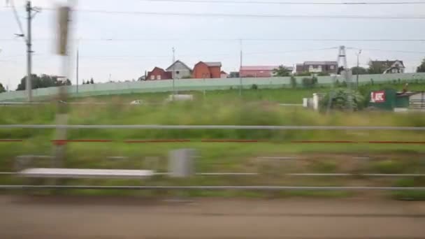 モスクワ ロシア連邦 2015 鉄道プラットフォームを通過列車の窓からの眺め — ストック動画