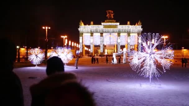 Fünf Erwachsene Und Kinder Spazieren Winterabend Vdnh Zwischen Leuchtenden Installationen — Stockvideo