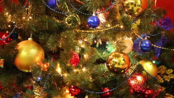 Φωτεινό Χριστουγεννιάτικο Δέντρο Γυαλιστερές Μπάλες Και Φωτισμού Κοντινό Πλάνο — Αρχείο Βίντεο