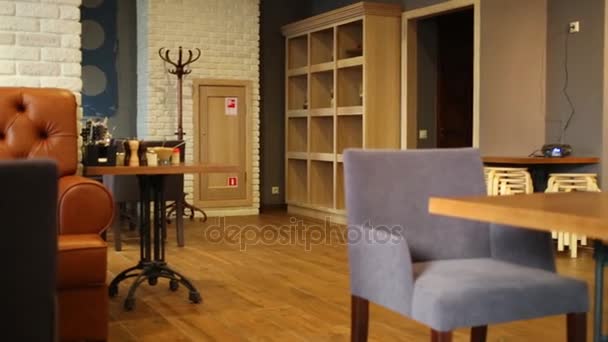 Gemütliches Interieur Des Cafés Mit Holztischen Und Ledersofas — Stockvideo