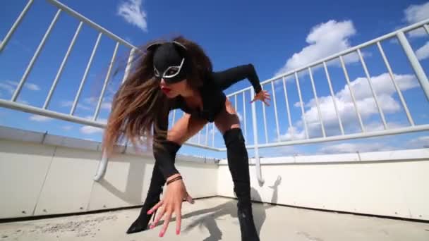 Mooie Vrouw Zwarte Kostuum Vormt Als Predator Dak — Stockvideo