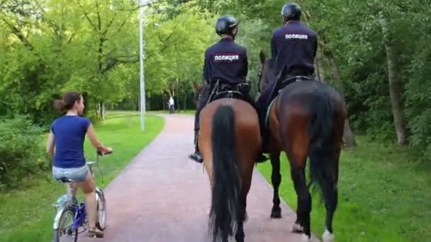 Moscow Aug 2015 Back Two Horse Policemen Woman Rides Bike — Stock Video