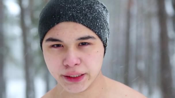 Крупный План Лица Мальчика Вязаной Шляпе Тяжелое Дыхание После Тренировки — стоковое видео
