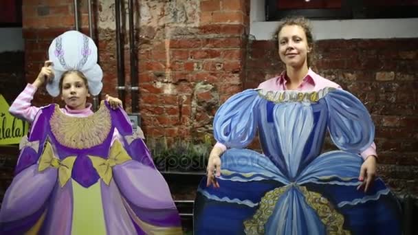 Glückliche Frau Und Mädchen Posieren Pappkleidern Zimmer — Stockvideo