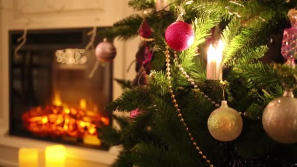 Arbre de Noël lumineux avec boules et cheminée électrique hors foyer 
