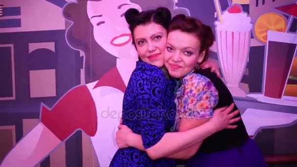 Mosca Gennaio 2015 Due Donne Abbracciano Spingono Vicenda Retro Beauty — Video Stock