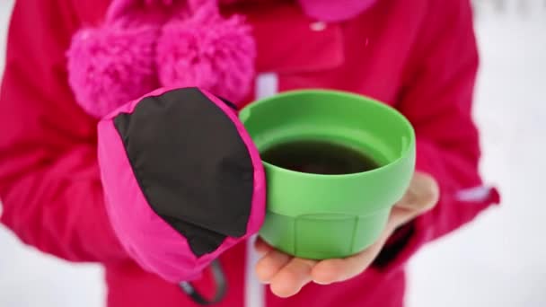 Primer Plano Chica Que Bebe Taza Invierno Día Frío — Vídeo de stock