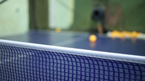 Net Tafeltennistafel Niet Focus Automatische Portie Tennisballen — Stockvideo