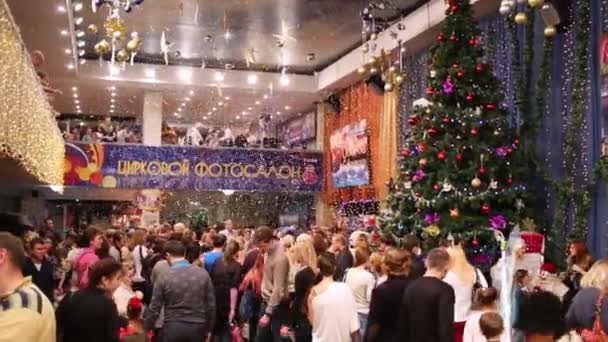 Moskou Rusland Dec 2014 Mensen Rondlopen Fir Kerstboom Hal Van — Stockvideo