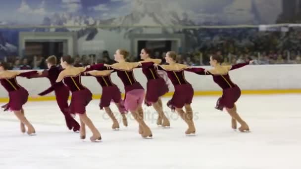 モスクワ 2015 女の子と男の子赤で同期フィギュア スケート カップのオリンピック スポーツ コンプレックス ダニロヴスカヤの参加で実行 — ストック動画