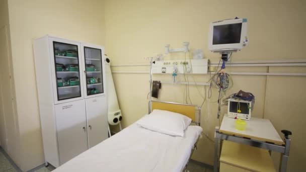 Bir Yoğun Bakım Ünitesi Hastanedeki Boş Bir Yatak — Stok video