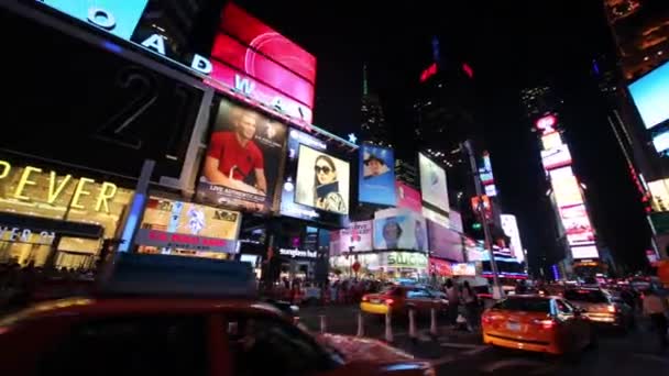 2014年8月22日 贝塔斯曼大厦 1540 百老汇 与照亮的广告在百老汇在夜时间 — 图库视频影像