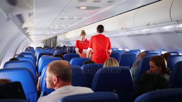 莫斯科 2014年8月20日 乘务员在红色制服沿走道在客舱之间在乘客舱飞机 — 图库视频影像