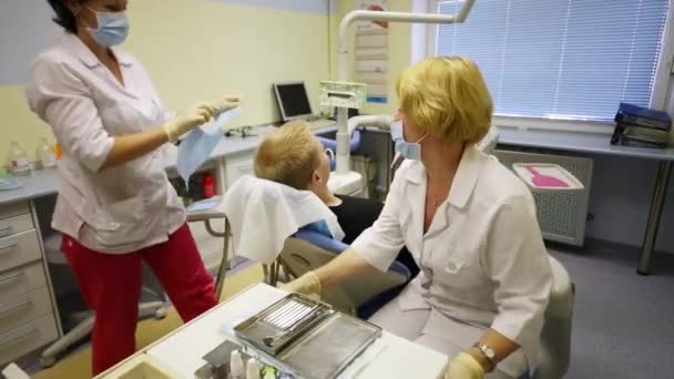 俄罗斯莫斯科 2015年8月31日 护士把餐巾放在男孩的胸口 模型释放 并降低 Endosurgery 和碎石中心的牙科检查椅 凯尔特人 — 图库视频影像
