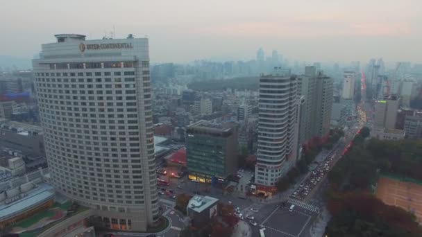 2015 大厦附近的十字路通在秋天晚上 鸟瞰图 — 图库视频影像