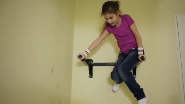 Κορίτσι Χαμογελά Και Κρέμεται Χέρι Στον Τοίχο Οριζόντια Γραμμή — Αρχείο Βίντεο