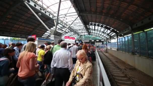 Moscou Russie Juillet 2015 Les Gens Marchent Sur Plate Forme — Video