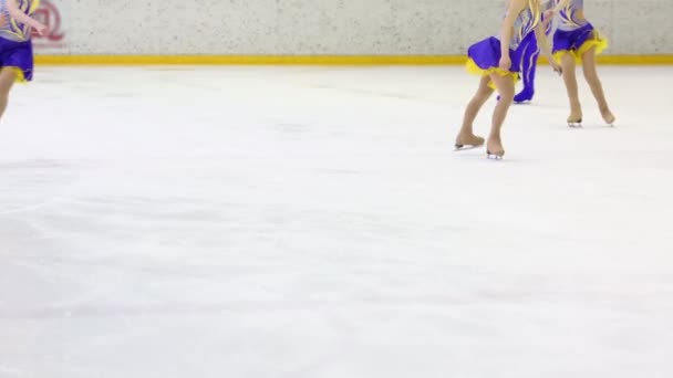 Patas Chicas Elegantes Niños Patinaje Equipo Pista Hielo Durante Competencia — Vídeos de Stock