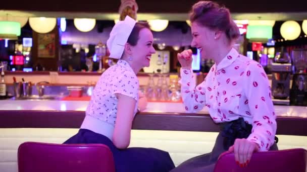 Twee Jonge Vrouwen Lachen Buurt Van Toog Restaurant Focus Juiste — Stockvideo